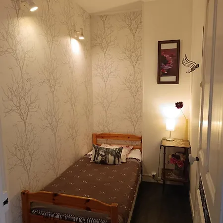 Maison Atypique, Quartier Très Calme, à *